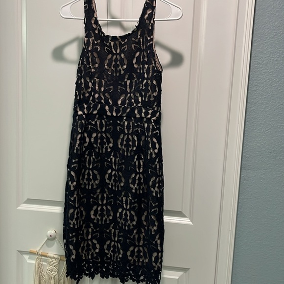 Elegant Black and Cream Lace Dress - Picture 4 of 4
